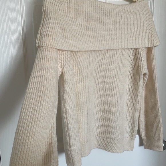 Off the shoulder sweater - Picture 2 of 3